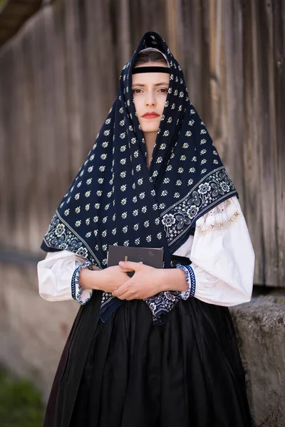 Mulher Bonita Usando Trajes Tradicionais Folclóricos Eslovacos — Fotografia de Stock