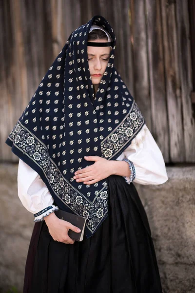 Mulher Bonita Usando Trajes Tradicionais Folclóricos Eslovacos — Fotografia de Stock