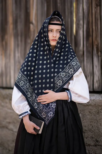 Schöne Frau Traditionellen Slowakischen Trachten — Stockfoto