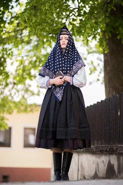 Красивая Женщина Традиционных Словацких Народных Костюмах — стоковое фото