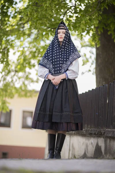 Schöne Frau Traditionellen Slowakischen Trachten — Stockfoto