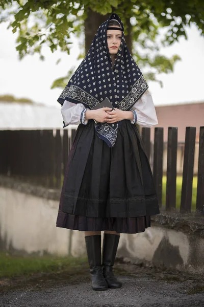 Mulher Bonita Usando Trajes Tradicionais Folclóricos Eslovacos — Fotografia de Stock