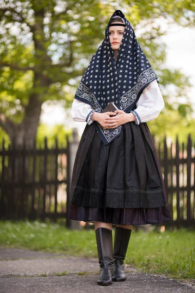 Mooie Vrouw Traditionele Slovak Folk Kostuums — Stockfoto