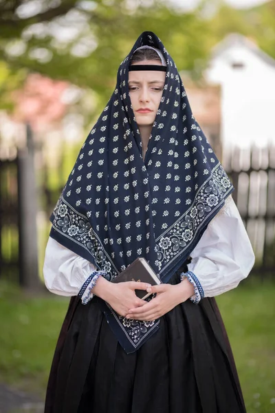 Hermosa Mujer Con Trajes Tradicionales Eslovacos Populares — Foto de Stock