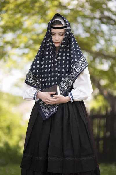 Hermosa Mujer Con Trajes Tradicionales Eslovacos Populares —  Fotos de Stock