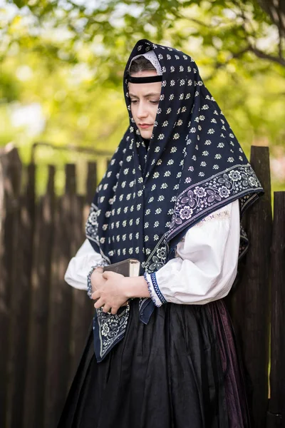 Bella Donna Che Indossa Costumi Popolari Slovacchi Tradizionali — Foto Stock