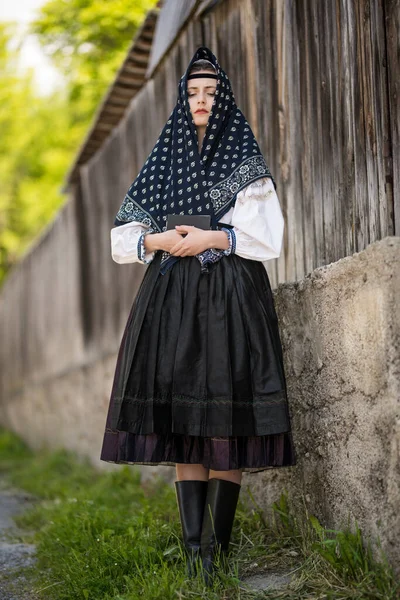 Σλοβακική Παράδοση Σλοβακική Λαϊκή Κοπέλα — Φωτογραφία Αρχείου