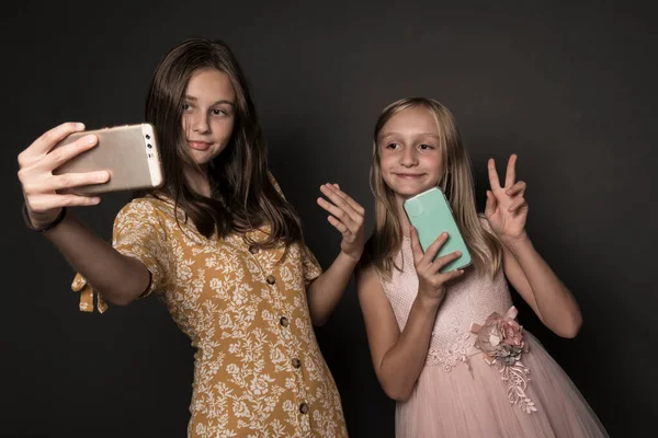 Two Girl Friends Take Selfie Smartphone — Stock Photo, Image