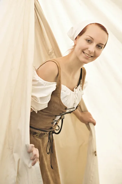 Vrouw in middeleeuwse jurk — Stockfoto