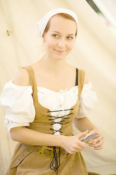 Frau in mittelalterlicher Kleidung — Stockfoto