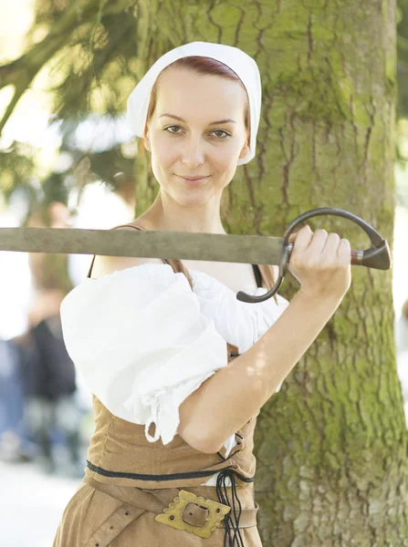 Mujer en vestido medieval con espada — Foto de Stock