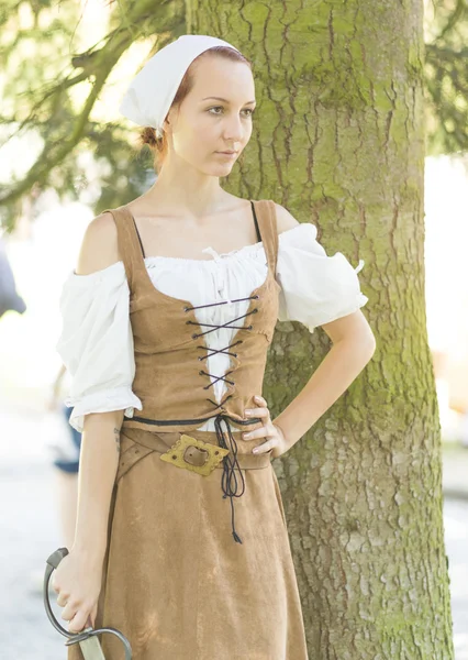 剣と中世のドレスを着た女性 — ストック写真