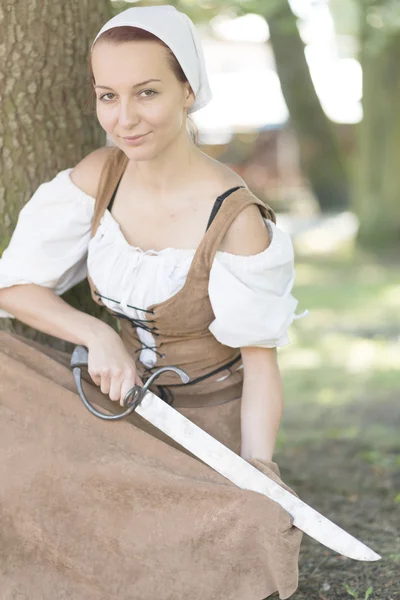 Vrouw in middeleeuwse jurk met zwaard — Stockfoto