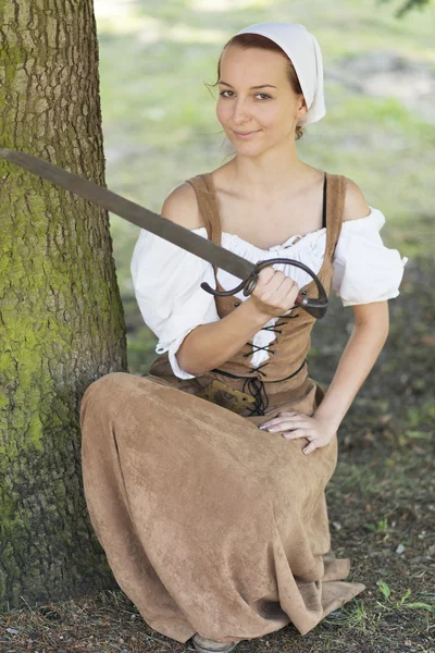 Mujer en vestido medieval con espada — Foto de Stock