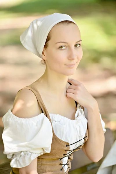 Femme en costume de pirate — Photo