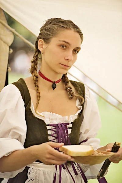 Kobieta w średniowiecznym stroju — Zdjęcie stockowe