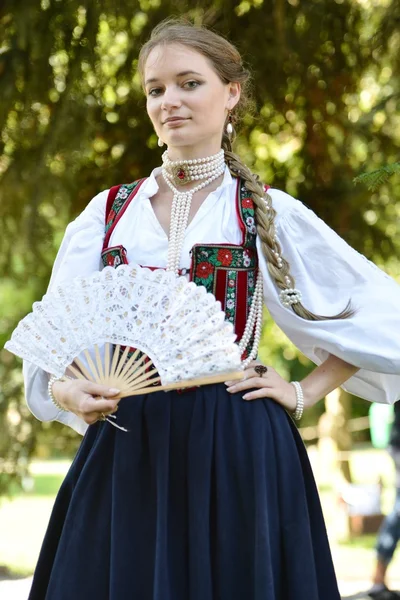 Žena ve středověkých šatech — Stock fotografie