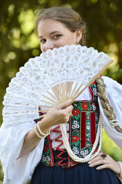 Žena ve středověkých šatech — Stock fotografie