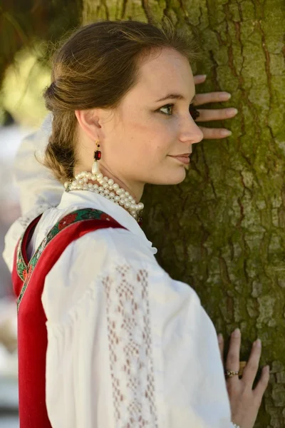 Vrouw in middeleeuwse jurk — Stockfoto