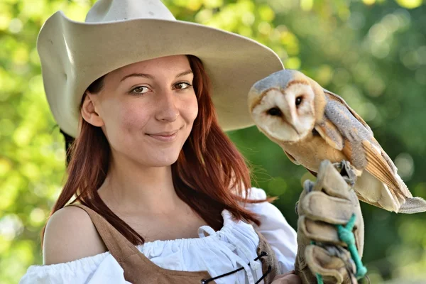 Піратська жінка з совою — стокове фото