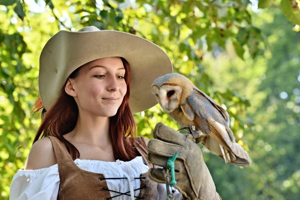 Pirate vrouw met een uil — Stockfoto