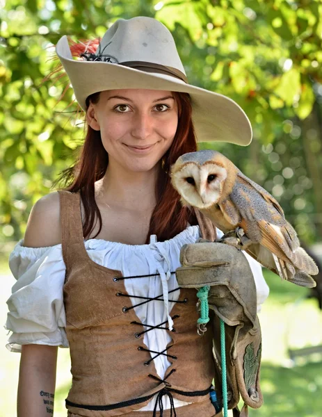 Pirata mujer con un búho — Foto de Stock