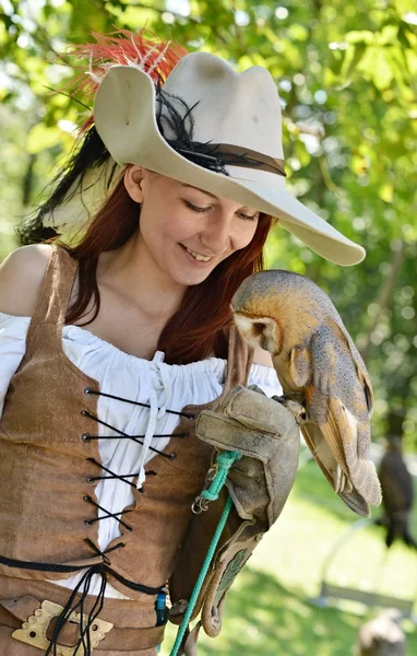 Pirata mujer con un búho — Foto de Stock