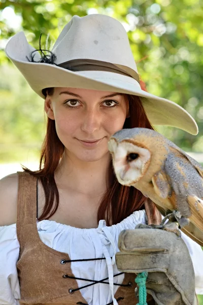 Mulher pirata com uma coruja — Fotografia de Stock