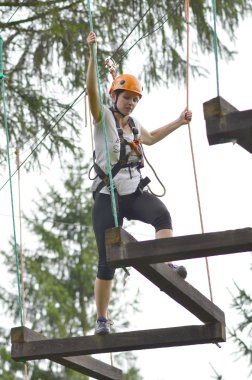 Mutlu kız arasında ağaca tırmanmak