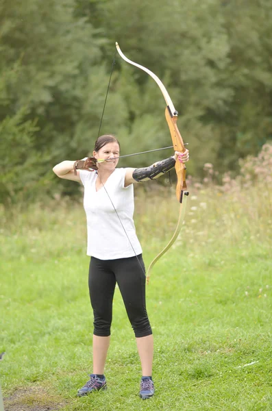 Young woman training with the bow — Stock Photo, Image