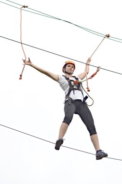 Mutlu kız arasında ağaca tırmanmak