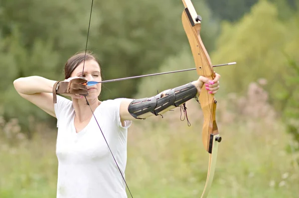 Young woman training with the bow — Stock Photo, Image