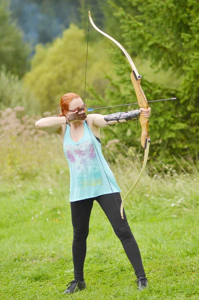 Les jeunes femmes s'entraînent avec l'arc — Photo