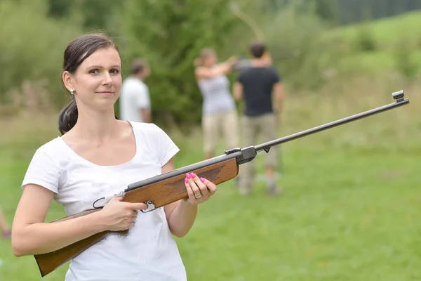 Chica apuntando un rifle neumático —  Fotos de Stock