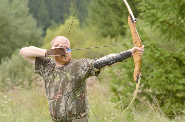 Jeune homme s'entraînant avec l'arc — Photo