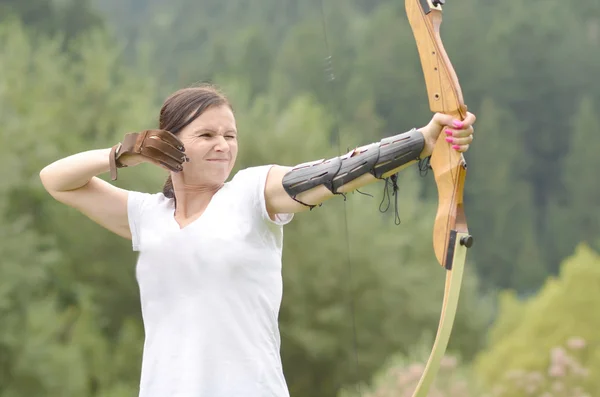 Young woman training with the bow — Stock Photo, Image