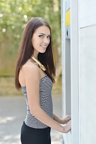 Молодая красивая женщина в банкомате — стоковое фото