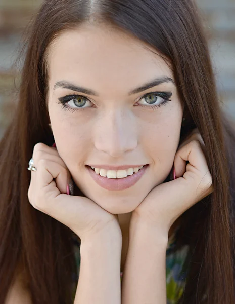 Jovem mulher bonita — Fotografia de Stock