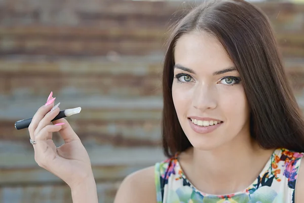 Vrouw roken e-sigaret — Stockfoto