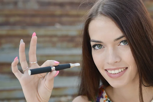 Woman smoking e-cigarette — Stock Photo, Image