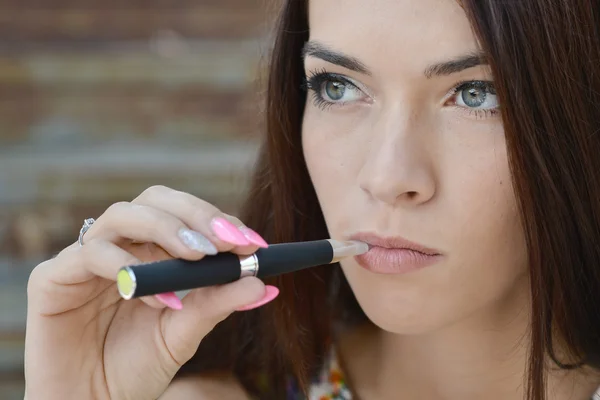 Woman smoking e-cigarette — Stock Photo, Image