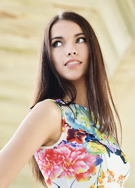 Jovem mulher bonita — Fotografia de Stock