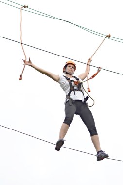 Mutlu kız arasında ağaca tırmanmak