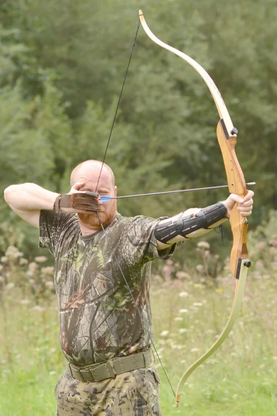 Jeune homme s'entraînant avec l'arc — Photo