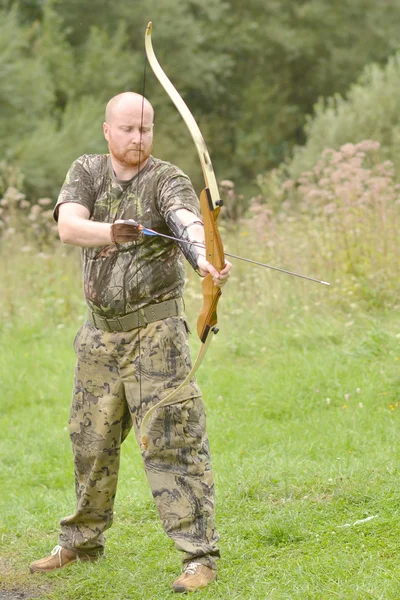 Jeune homme s'entraînant avec l'arc — Photo