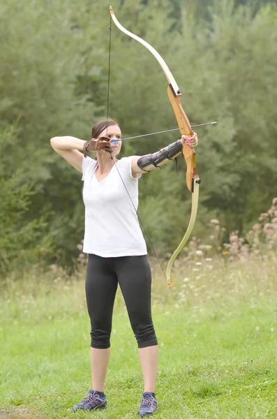 Young woman training with the bow — Stock Photo, Image