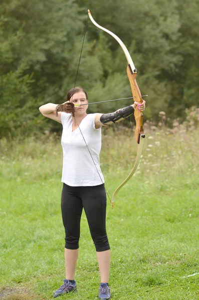 Jonge vrouw met de boeg opleiding — Stockfoto