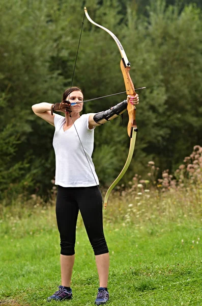 Young woman training with the bow — Stock Photo, Image