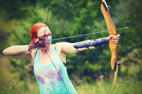 Les jeunes femmes s'entraînent avec l'arc — Photo