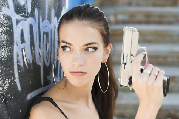 Schöne Frau mit Waffe — Stockfoto